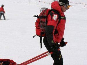 ratownik TOPR transportuje poszkodowanego