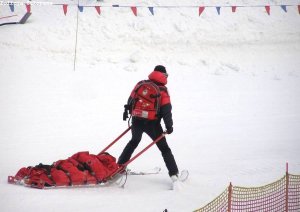 ratownik TOPR transportuje poszkodowanego