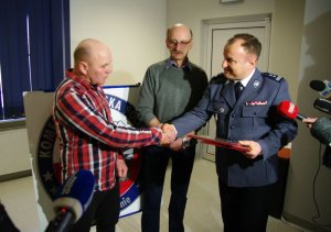 Komendant Miejski Policji w Szczecinie mł. insp. Piotr Makuch  dziękuje dwóm mężczyznom