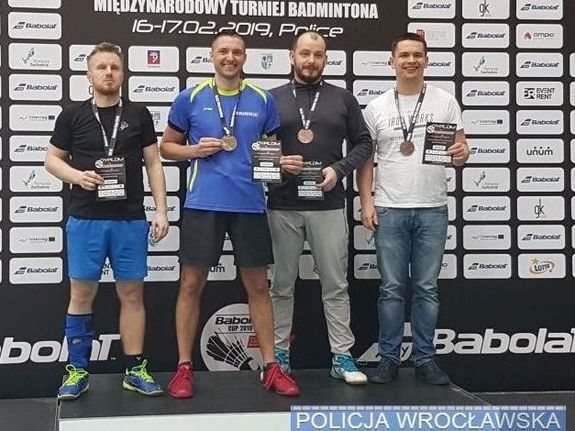 Policjant z Wrocławia złotym medalistą zawodów badmintonowych