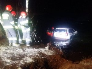 Ciechanowscy policjanci uratowali kobietę z tonącego samochodu