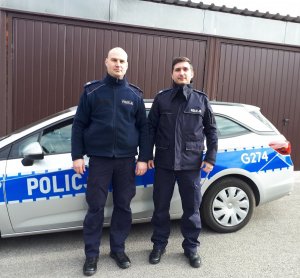 policjanci, którzy uratowali ludzi z płonącego budynku