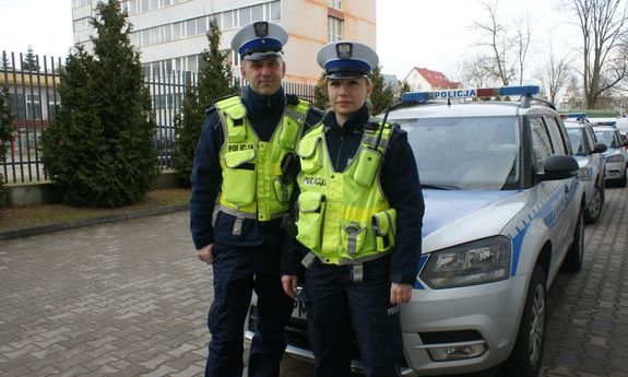 Policjanci, którzy uratowali mężczyznę z pożaru