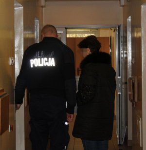 policjant prowadzi zatrzymaną