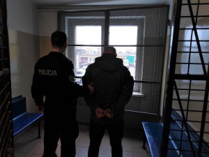 zatrzymany prowadzony przez policjanta