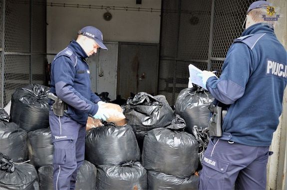 Policjanci ujawnili i zabezpieczyli 1300 kg nielegalnego tytoniu