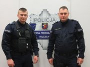 Policjanci, którzy eskortowali kierowcę wiozącego rodzącą kobietę na porodówkę.