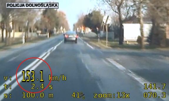 W terenie zabudowanym pędził z prędkością 153 km/h  - obraz z videorejestratora