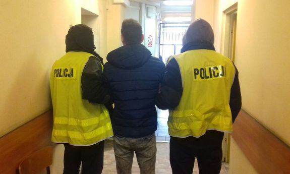 policjanci prowadzą zatrzymanego