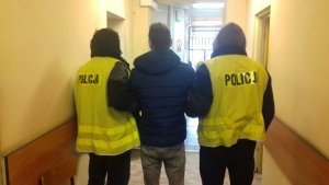 policjanci prowadzą zatrzymanego