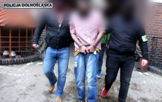 policjanci prowadzą zatrzymanego