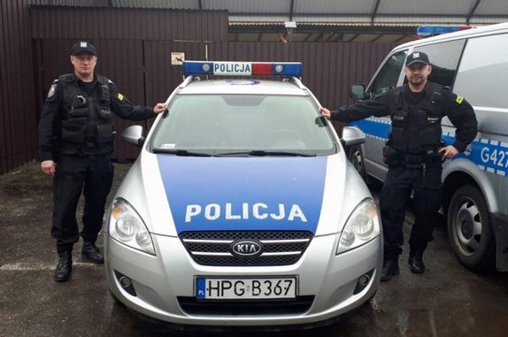 policjanci Ogniwa Patrolowo - Interwencyjnego Komendy Powiatowej Policji w Oświęcimiu,  starszy sierżant Witold Stefańczyk oraz starszy sierżant Michał Korczyk uratowali mężczyznę z pożaru