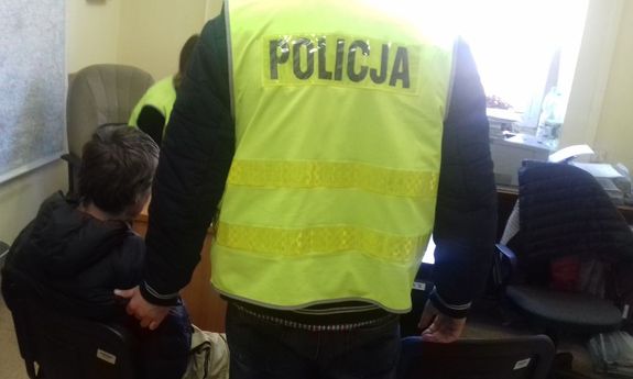 policjant z zatrzymanym mężczyzną