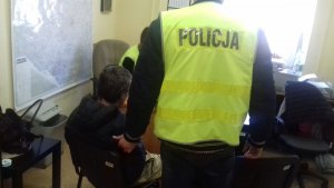 policjant z zatrzymanym mężczyzną