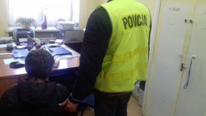 policjant z zatrzymanym mężczyzną