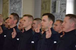 ślubowanie nowo przyjętych policjantów