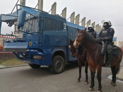 Policjanci zabezpieczają mecz piki nożnej w Jastrzębiu-Zdroju