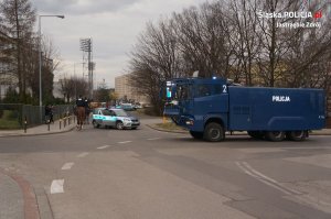 Policjanci zabezpieczają mecz piki nożnej w Jastrzębiu-Zdroju