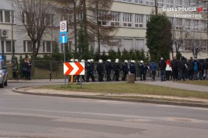 Policjanci zabezpieczają mecz piki nożnej w Jastrzębiu-Zdroju