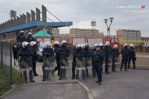 Policjanci zabezpieczają mecz piki nożnej w Jastrzębiu-Zdroju