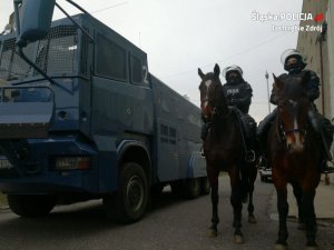 Policjanci zabezpieczają mecz piki nożnej w Jastrzębiu-Zdroju