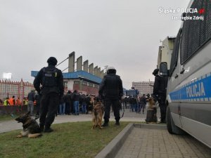 Policjanci zabezpieczają mecz piki nożnej w Jastrzębiu-Zdroju