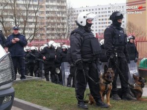 Policjanci zabezpieczają mecz piki nożnej w Jastrzębiu-Zdroju