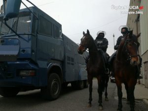 Policjanci zabezpieczają mecz piki nożnej w Jastrzębiu-Zdroju