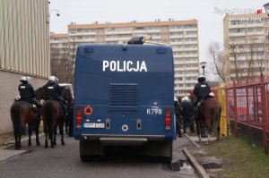 Policjanci zabezpieczają mecz piki nożnej w Jastrzębiu-Zdroju