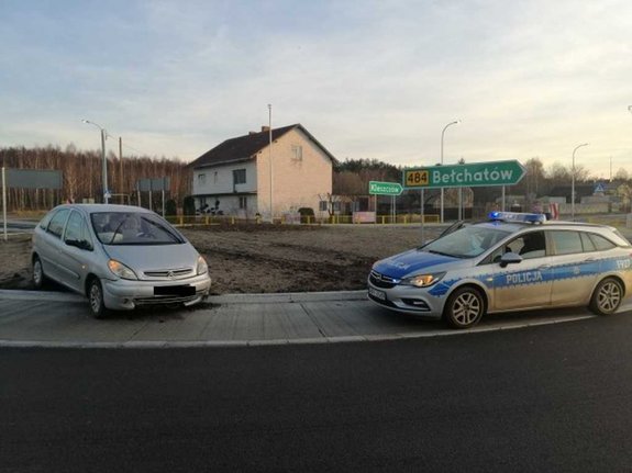 radiowóz policyjny i zatrzymany pojazd