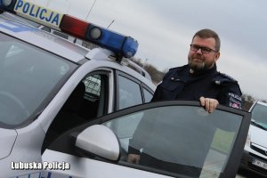 Nadkomisarz Sławomir Gorący- I Zastępca Komendanta Powiatowego Policji w Międzyrzeczu przy radiowozie