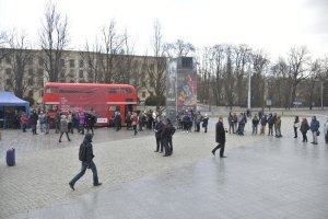 wizyta londyńskiego autobusu informującego o zagrożeniach związanych ze współczesnym niewolnictwem