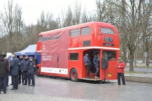 wizyta londyńskiego autobusu informującego o zagrożeniach związanych ze współczesnym niewolnictwem