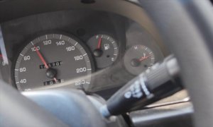 Zdjęcie deski rozdzielczej z prędkościomierzem wskazującym wartość 100 km/h.