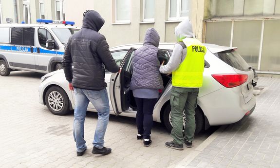 policjanci prowadzą zatrzymaną