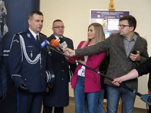 prezentacja nowego umundurowania wyjściowego Policji