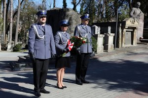 polscy policjanci oddają hołd insp. dr Władysławowi Sobolewskiemu na jego grobie, na cmentarzu Łyczakowskim we Lwowie