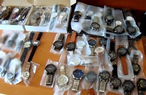 Zabezpieczone zegarki z podrobionymi znakami towarowymi
