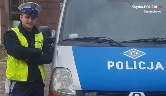 policjant przy radiowozie