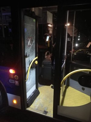 rozbita szyba w autobusie