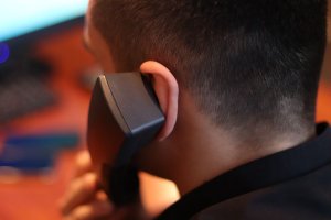 mężczyzna rozmawia przez telefon