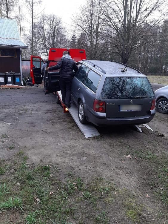 zabezpieczone przez policjantów skradzione pojazdy oraz części samochodowe