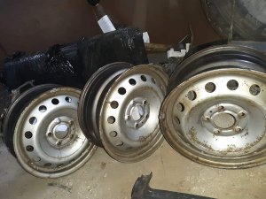 zabezpieczone przez policjantów skradzione pojazdy oraz części samochodowe