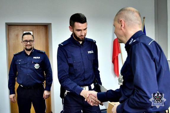 podziękowania od komendanta dla bohaterskiego policjanta