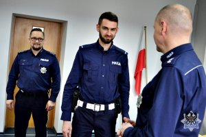 podziękowania od komendanta dla bohaterskiego policjanta