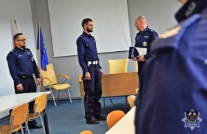 podziękowania od komendanta dla bohaterskiego policjanta