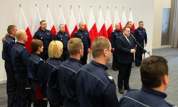 Wyróżnienia dla policjantów, którzy uratowali 3-letnią Amelkę i jej mamę