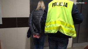 zatrzymana prowadzona przez policjantów