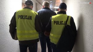 zatrzymany prowadzony przez policjantów