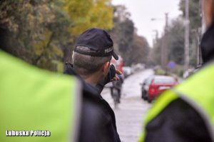 idący policjanci